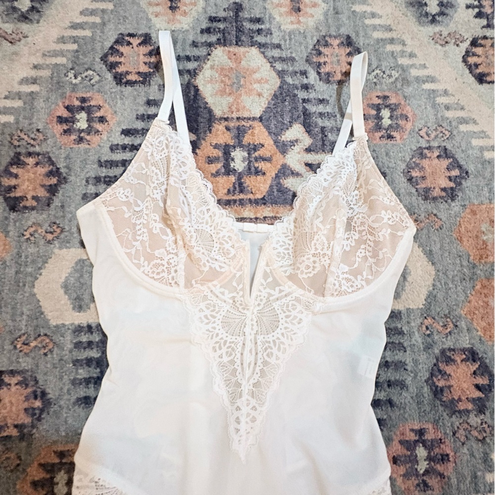 Very Sexy Feminine Romantic Bodysuit Size Medium Off White & Tan Lace - Picture 4 of 8